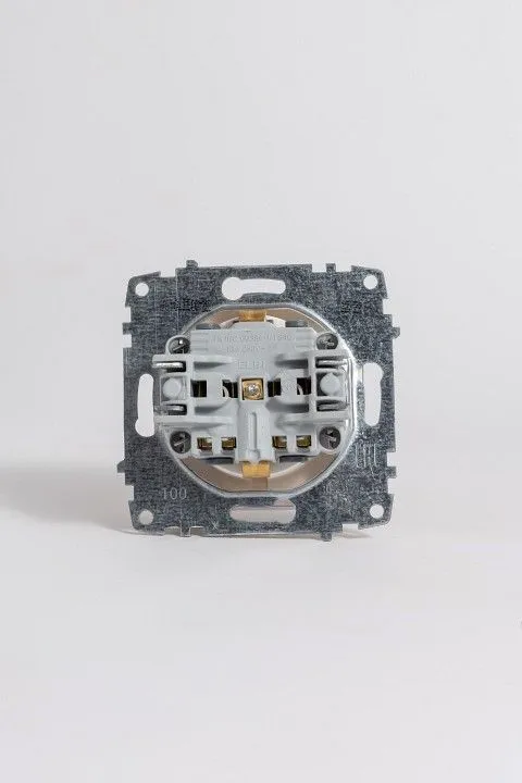 Розетка с заземлением с крышкой, без рамки Elbi Eleсtriс Zena Vega 609-012500-218
