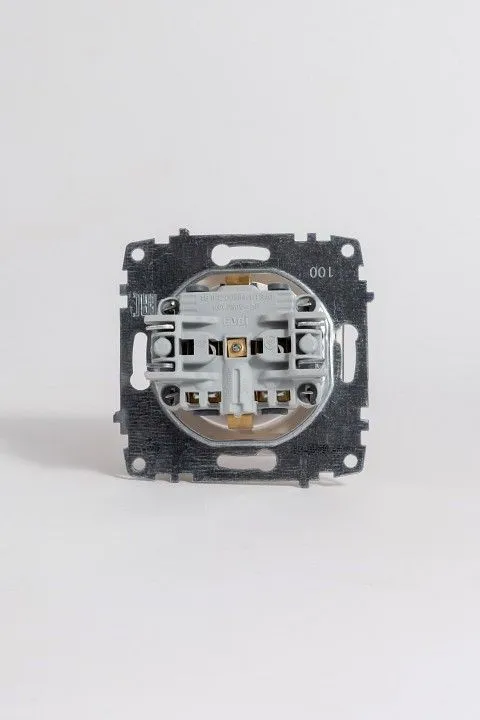 Розетка с заземлением с крышкой, без рамки Elbi Eleсtriс Zena Vega 609-010200-218