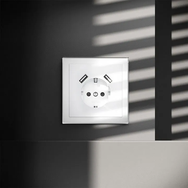 Розетка с заземлением и со шторкой и 2хUSB type A, без рамки Voltum S70 VLS040401