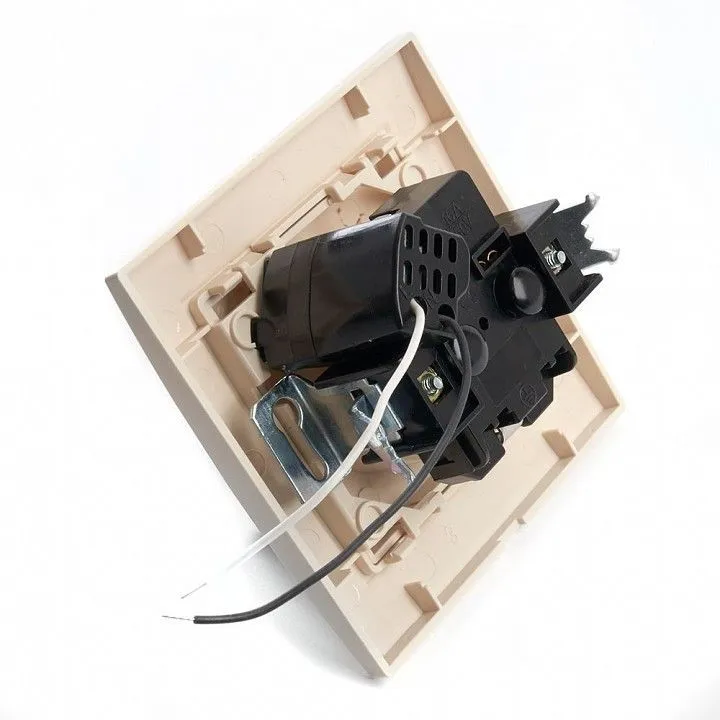 Розетка с заземлением и со шторкой и USB Stekker Эрна 39237