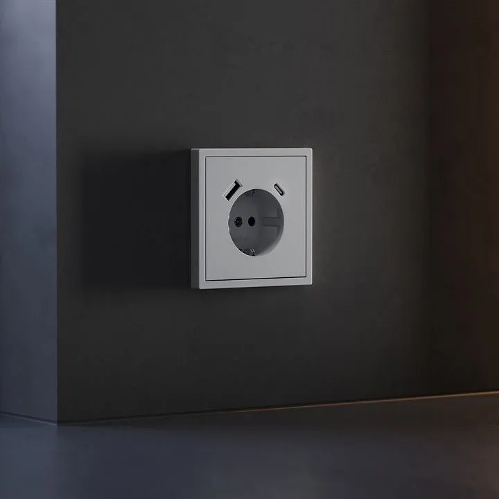 Накладка для розетки с заземлением и со шторками и 2хUSB type A и C Voltum S70 VLS001016