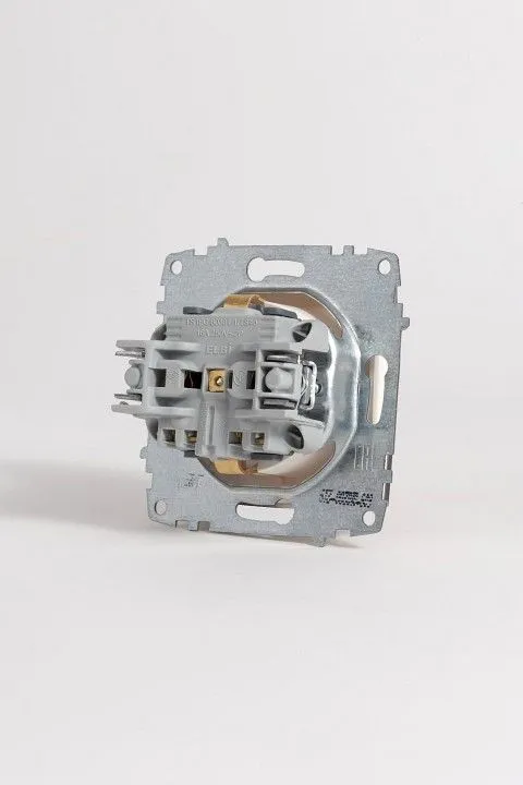 Розетка с заземлением и со шторкой, без рамки с крышкой Elbi Eleсtriс Zena Vega 609-010200-219