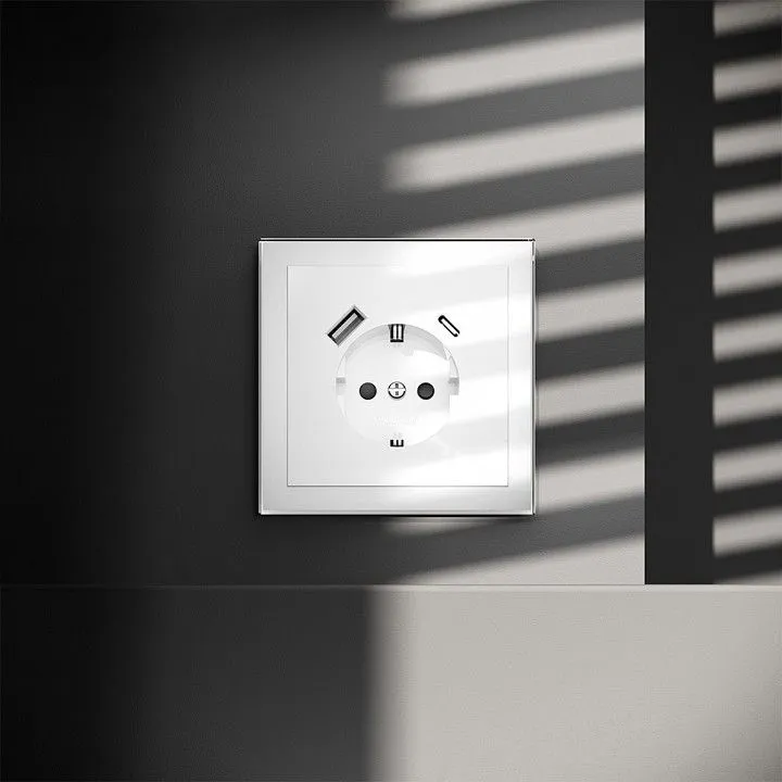 Розетка с заземлением и со шторкой и 2хUSB type A и C, без рамки Voltum S70 VLS040501