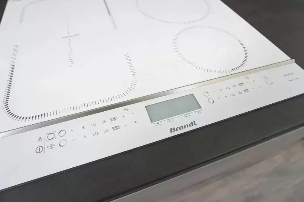 Индукционная варочная панель Brandt BPI164HSW