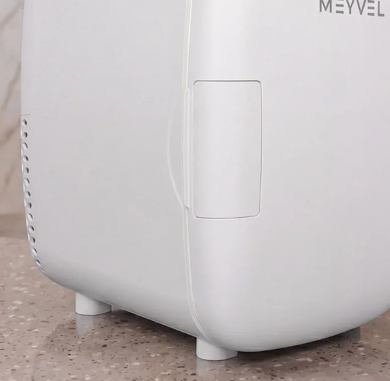 Холодильник для косметики и напитков Meyvel MB-04C4W