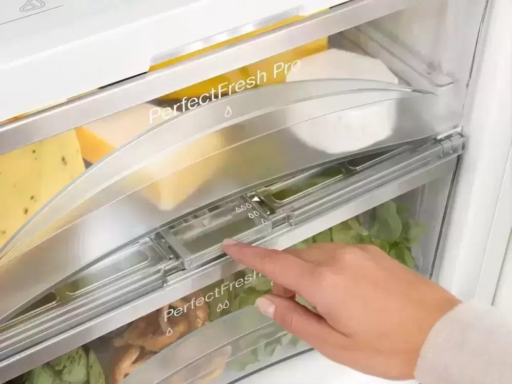 Встраиваемый холодильник Miele KFN37692iDE с витрины новый