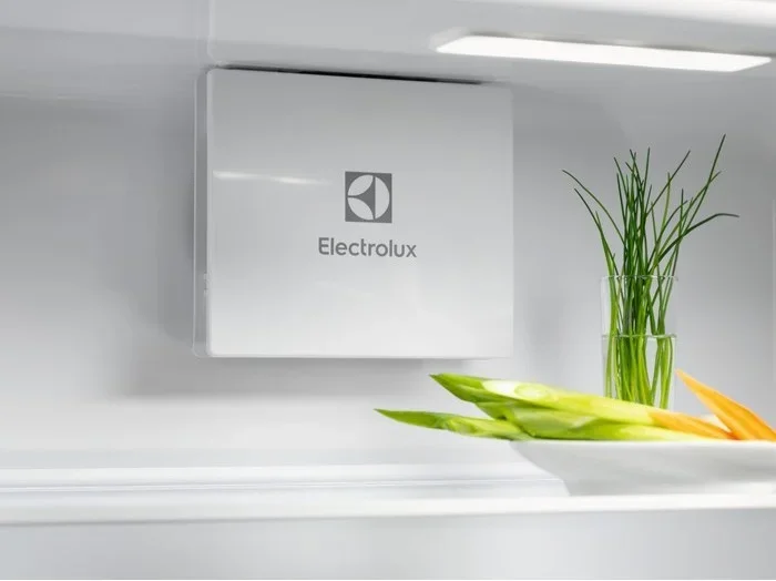 Встраиваемый холодильник Electrolux LND5FE18S
