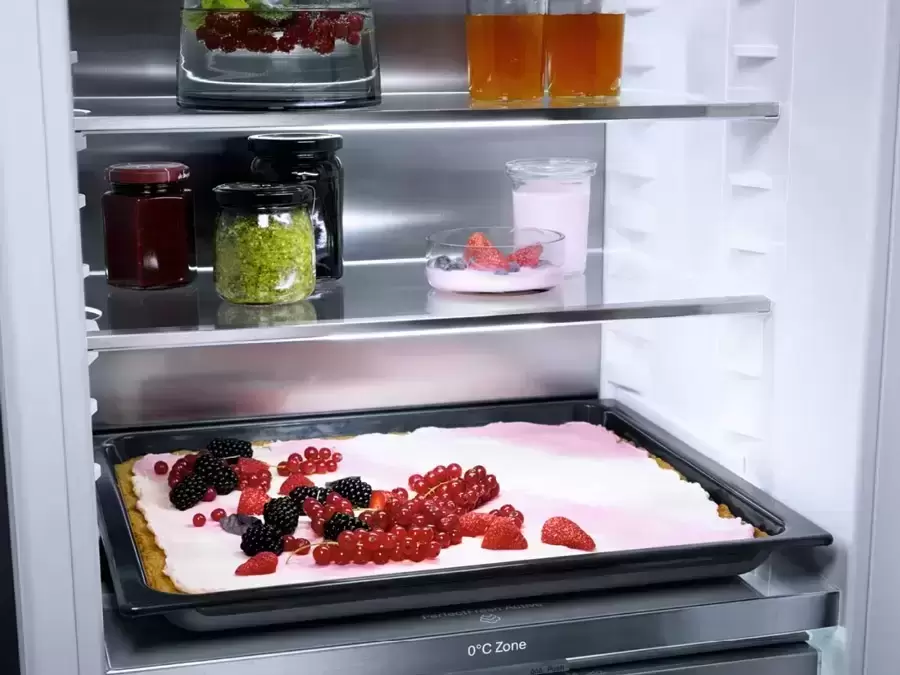 Встраиваемый холодильник Miele KFN 7774 D с дефектом на корпусе, с витрины
