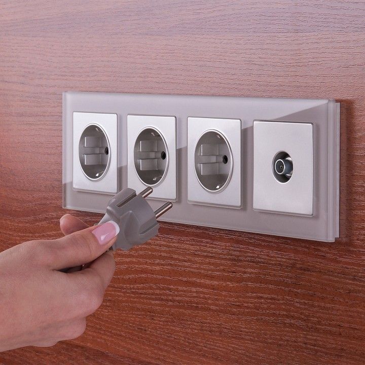 Розетка с заземлением и со шторкой, без рамки Werkel  W1171106