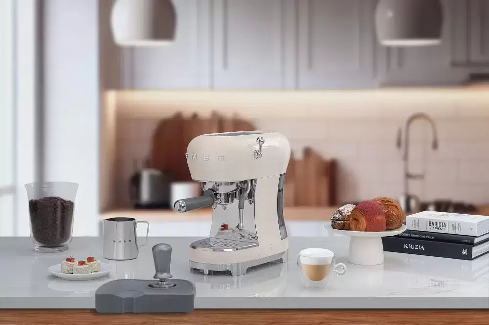 Кофемашина Smeg ECF02CREU
