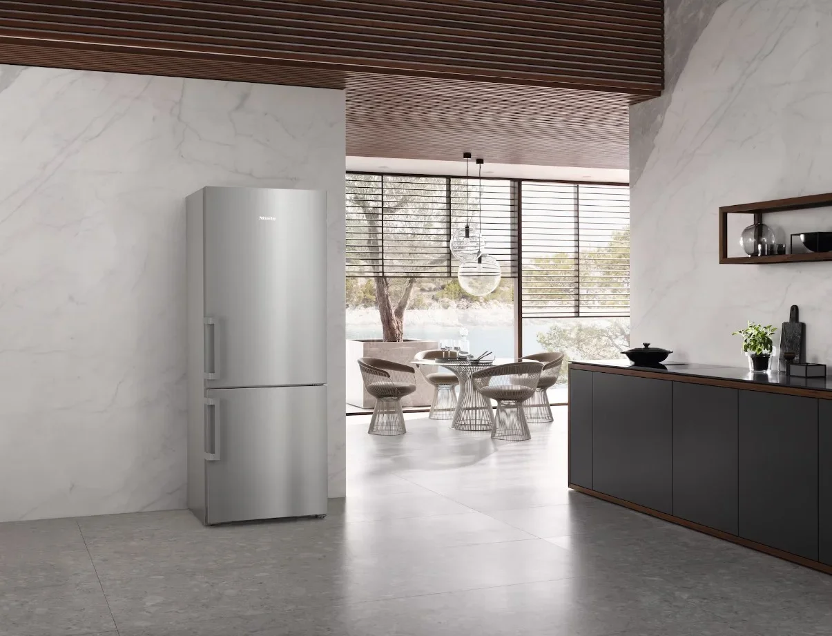Холодильник Miele KFN 4796 CD EL со сломанной полкой внутри