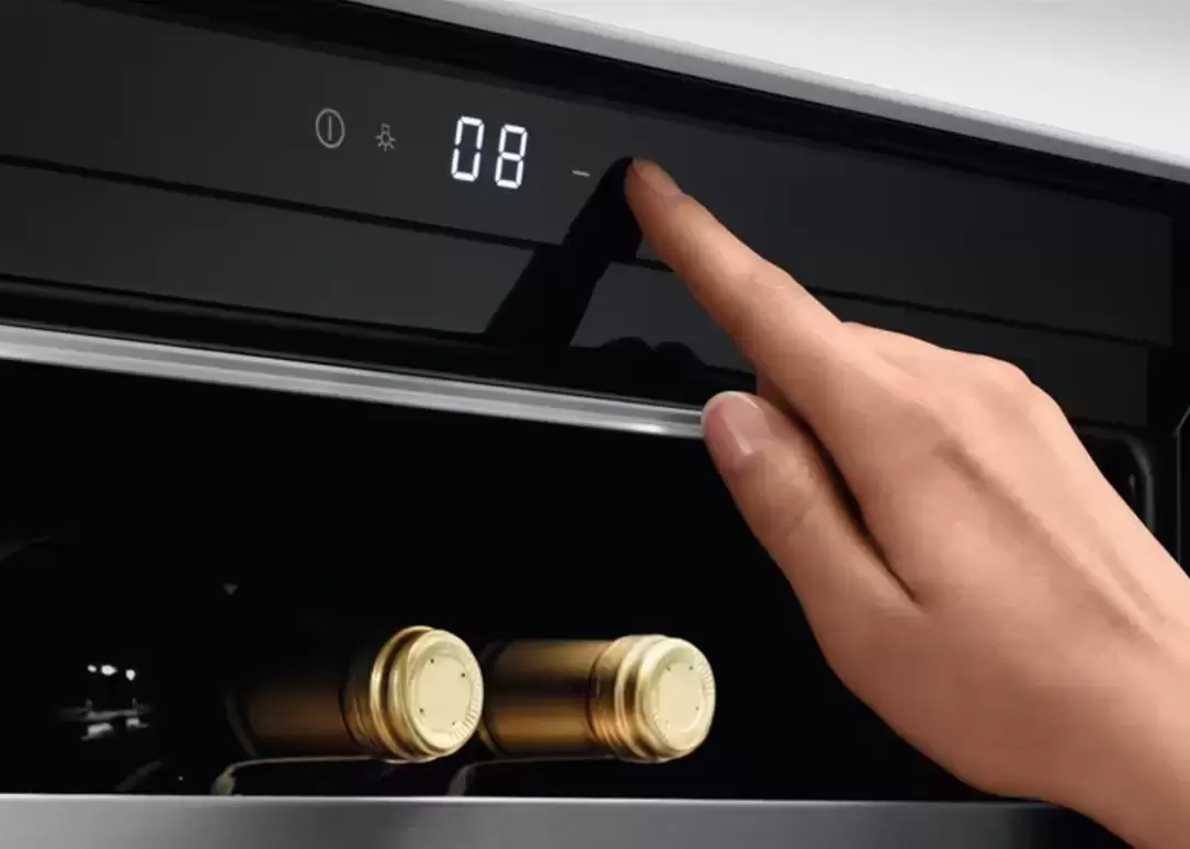 Встраиваемый винный шкаф AEG KWK884520T