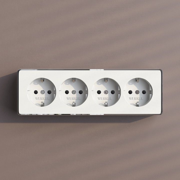 Розетка четверная с заземлением и со шторками Werkel Gallant W5072210