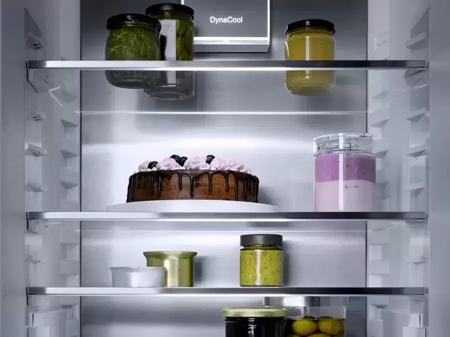 Встраиваемый холодильник Miele KFN 7774 D с дефектом на корпусе, с витрины