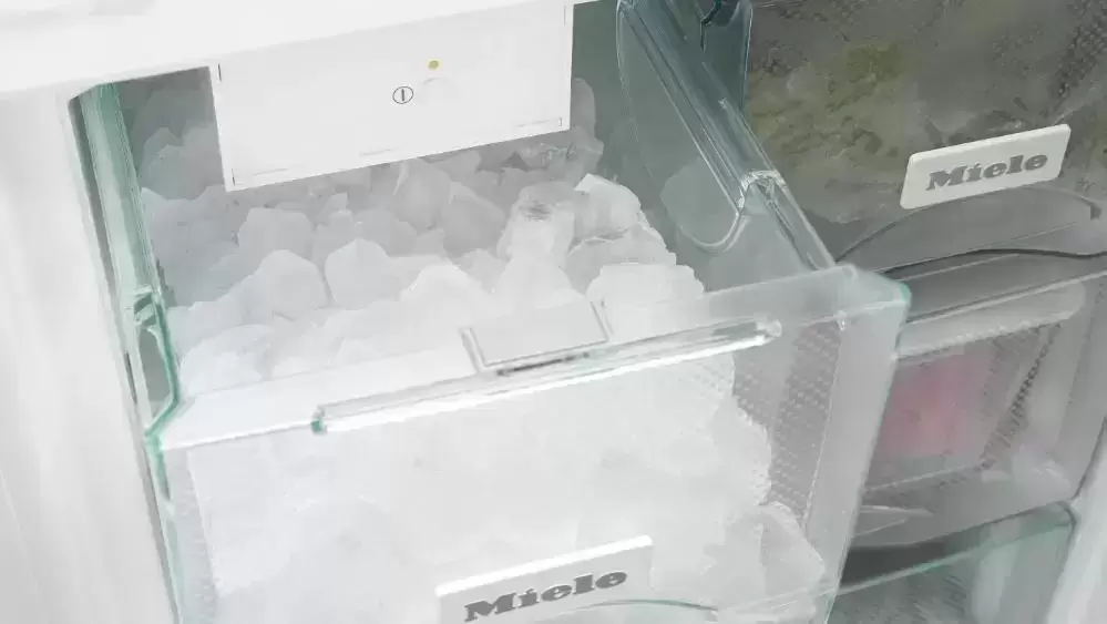 Встраиваемый холодильник Miele KFN37692iDE с витрины новый