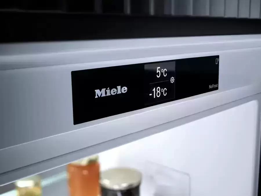 Встраиваемый холодильник Miele KFN 7774 D с дефектом на корпусе, с витрины