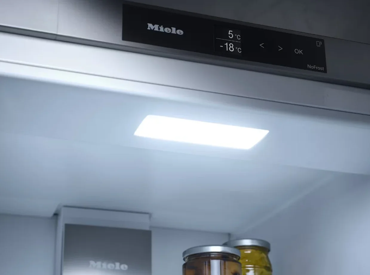 Встраиваемый холодильник Miele KFN 7734 C