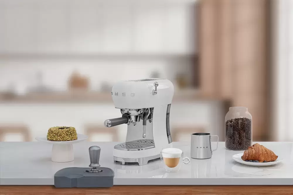 Кофемашина Smeg ECF02WHEU