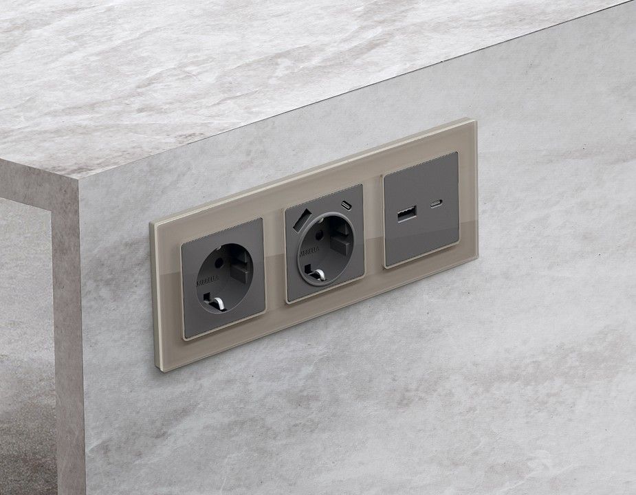 Накладка для розетки с заземлением и со шторками и 2хUSB type A и C Ambrella Volt ALFA AP6600