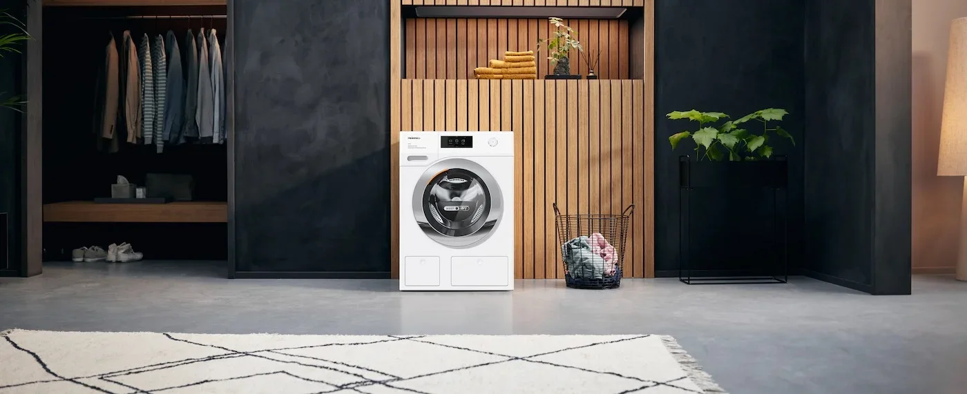 Стирально-сушильная машина Miele WTW870WPM с вмятиной на корпусе