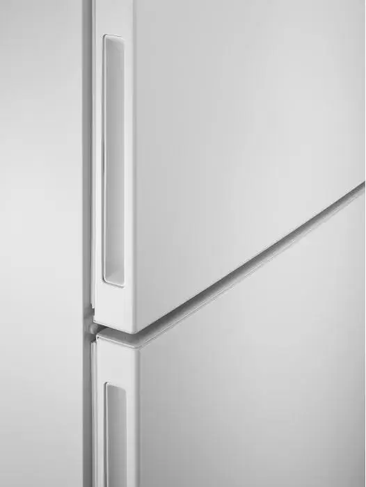 Холодильник Electrolux LNC7ME32W2