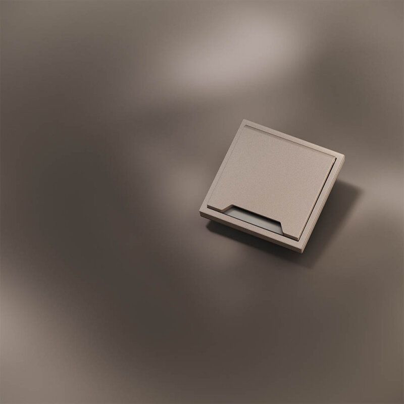 Накладка для розетки с заземлением и со шторками с крышкой Voltum S70 METAL VLSM000810