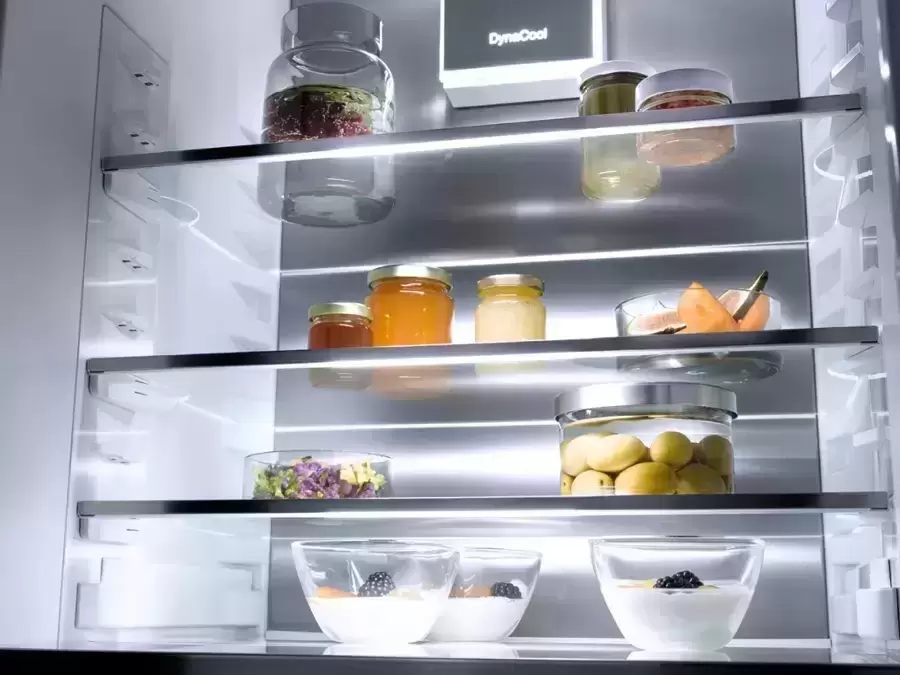 Встраиваемый холодильник Miele KFN 7774 D с дефектом на корпусе, с витрины