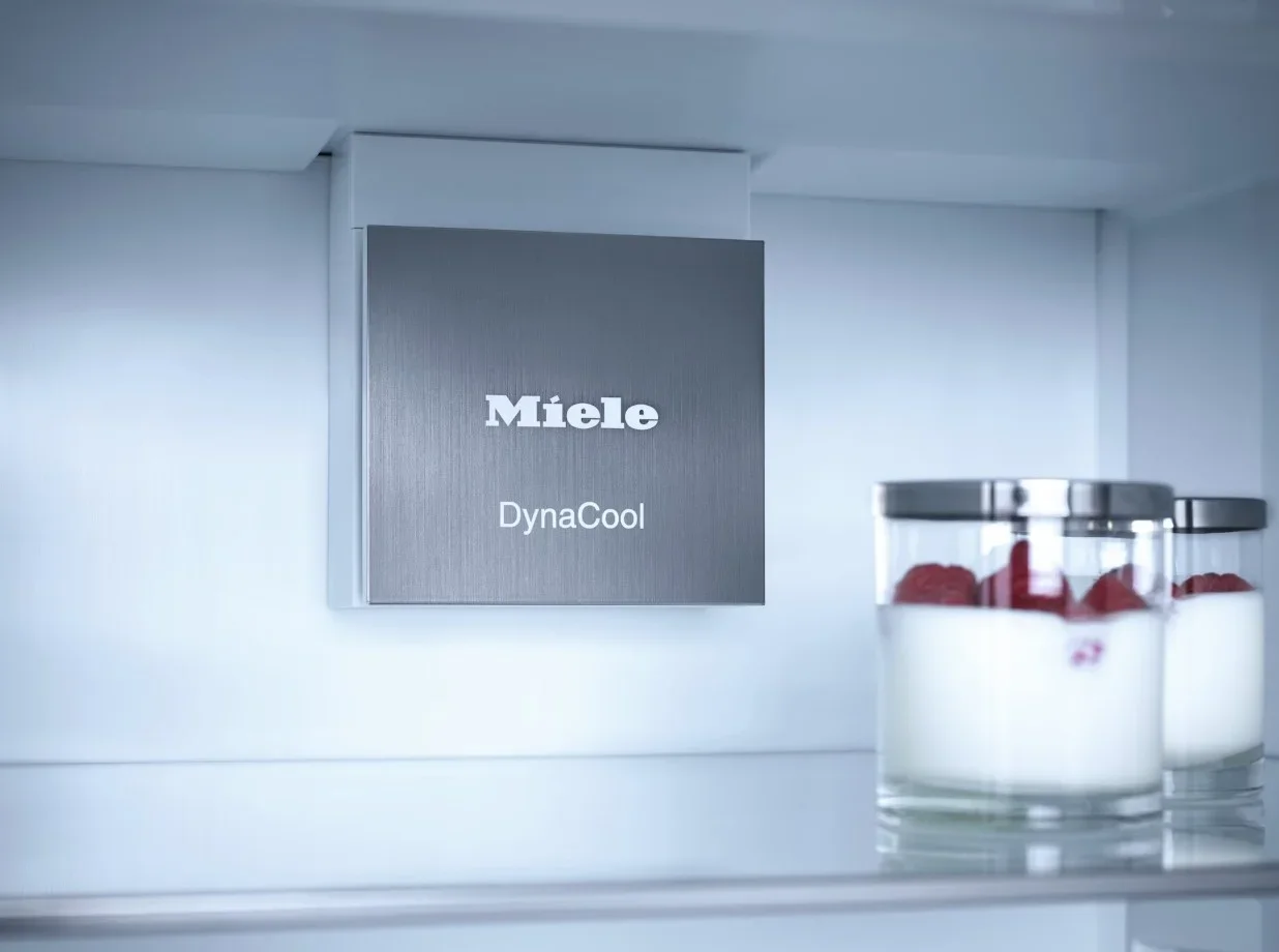 Встраиваемый холодильник Miele KFN 7734 C