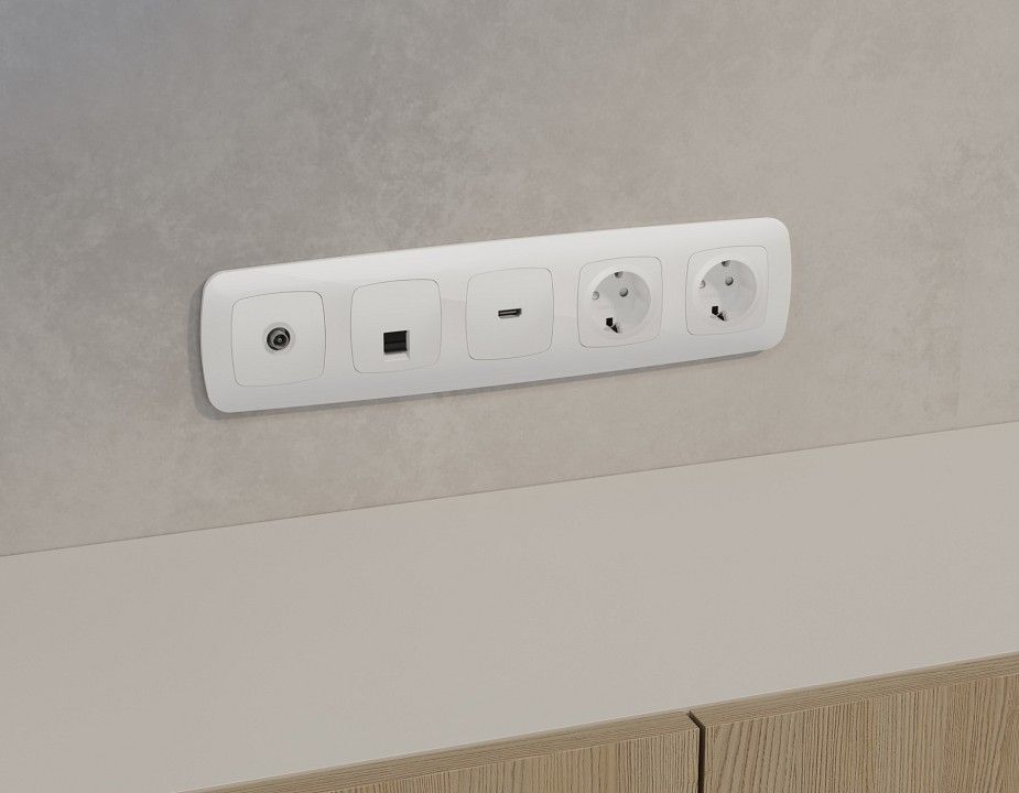 Розетка Ethernet RJ-45 и со шторками, без рамки Ambrella Volt OMEGA MO112005