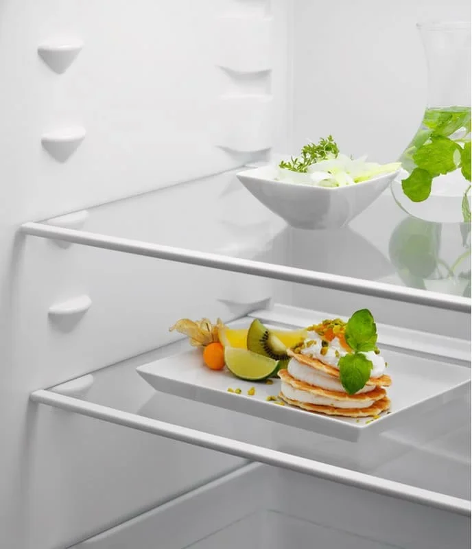 Встраиваемый холодильник Electrolux ERD6DE18S4