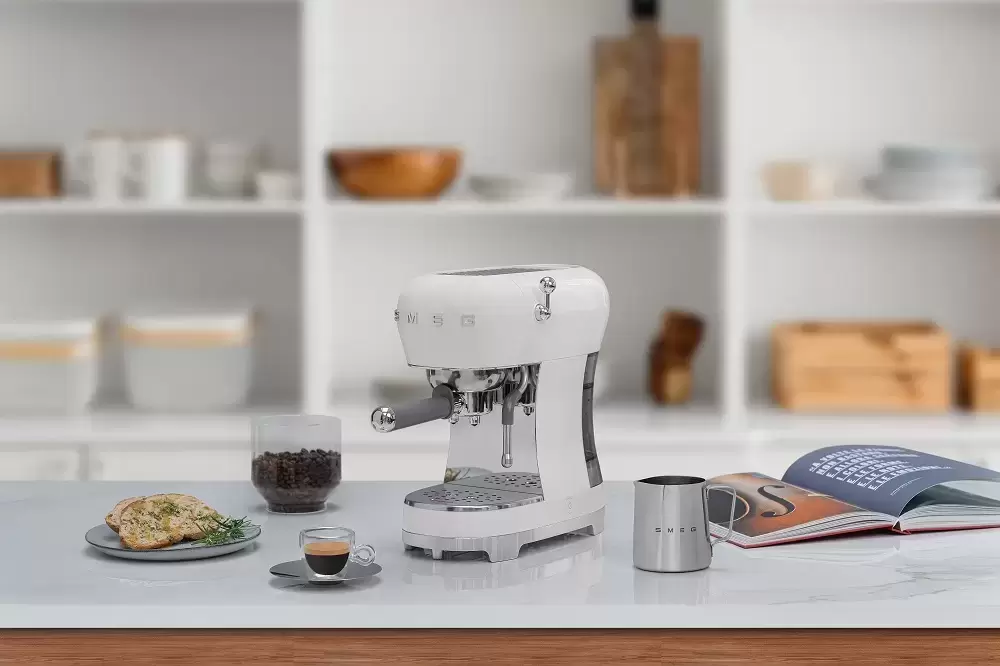 Кофемашина Smeg ECF02WHEU