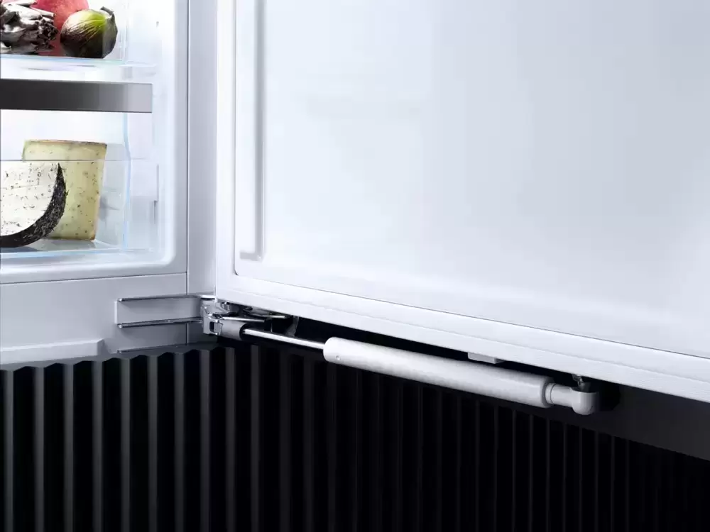 Встраиваемый холодильник Miele KFN 7774 D с дефектом на корпусе, с витрины